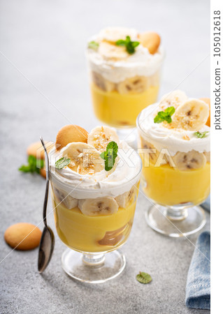 Banana pudding in small glasses 105012618