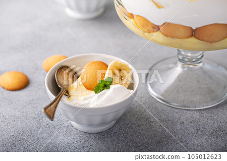 Banana pudding trifle in a large digh 105012623