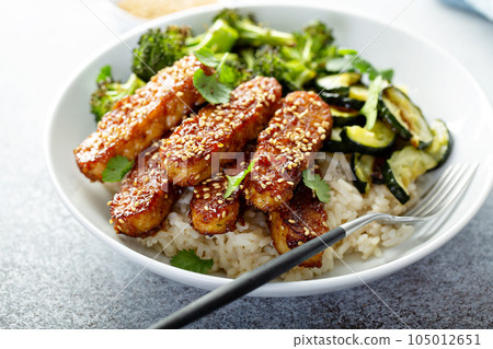 Teryaki tempeh with rice and vegetables 105012651