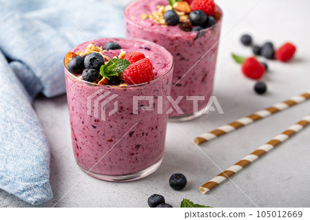 Fresh mixed berry smoothie 105012669