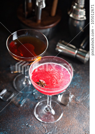 Old fashioned and grapefruite star anise cocktails 105012671