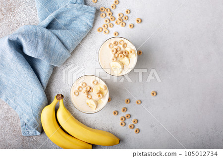 Healthy banana smoothie 105012734