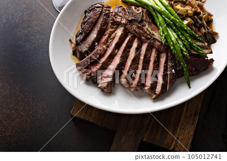 Beef steak with mushrooms and asparagus Beef steak with mushrooms and asparagus 105012741