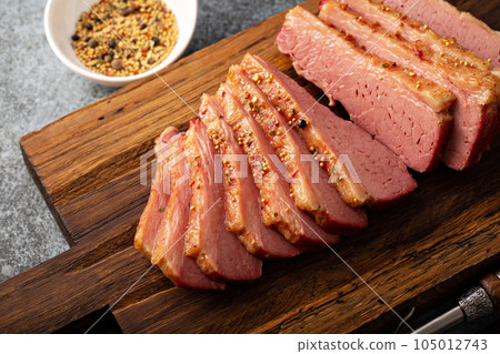 Homemade corned beef sliced 105012743