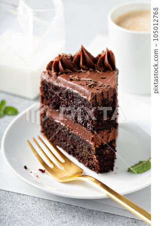 Dark chocolate cake slice 105012768