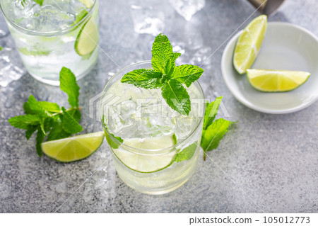 Refreshing summer mojito cocktail 105012773