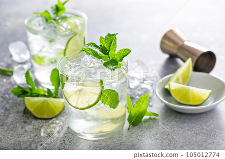 Refreshing summer mojito cocktail 105012774