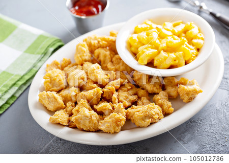 Fried popcorn chicken with mac and cheese Fried popcorn chicken with mac and cheese 105012786