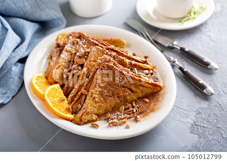 Cinnamon french toasts with pecans 105012799