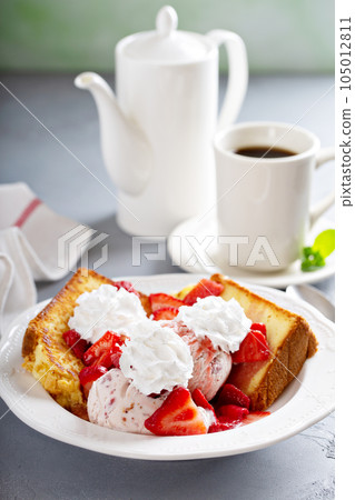 Grilled pound cake with strawberry ice cream Grilled pound cake with strawberry ice cream 105012811