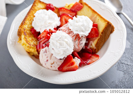 Grilled pound cake with strawberry ice cream Grilled pound cake with strawberry ice cream 105012812