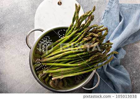 Cooking with asparagus 105013038