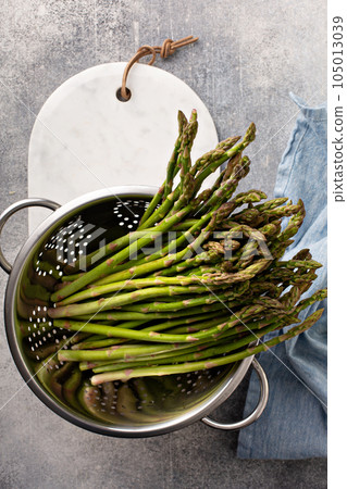 Cooking with asparagus 105013039