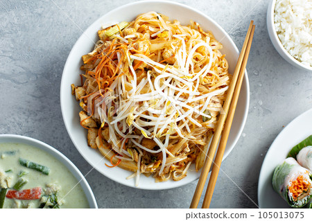 Pad Thai noodles with chicken 105013075