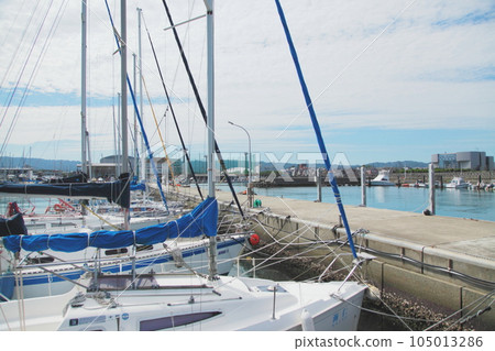 遊艇停泊在遊艇港 105013286