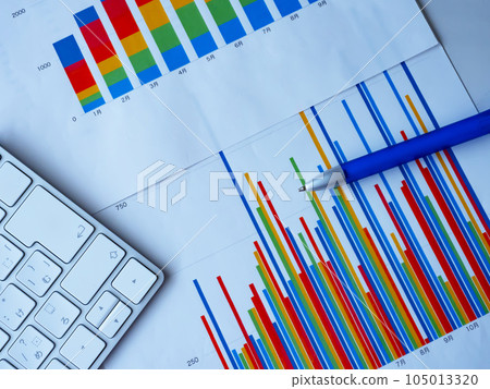 桌上的圖表和鍵盤 105013320