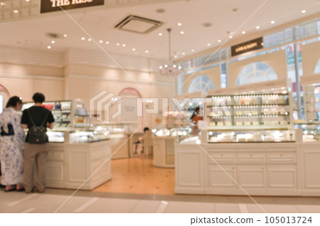 [兵庫縣] 7月假期與妻子一起在百貨商店購物“Outfocus” 105013724