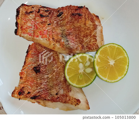 烤紅鯛魚和酸菜 105013800