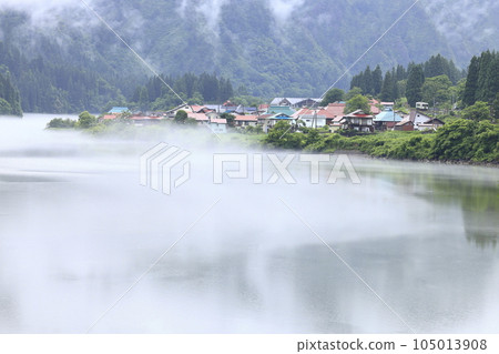 太石村和只見線被河霧包裹 105013908