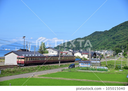 穿越稻田的越後心跳鐵道觀光特快 穿越稻田的越後心跳鐵道觀光特快 105015040