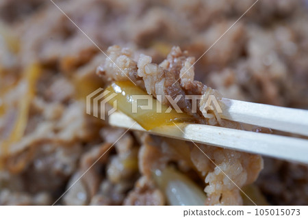 用筷子夾牛肉 105015073