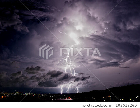 Lightning strike, lightning that cuts through the night sky 105015269