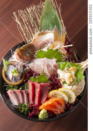 Assorted fresh and delicious sashimi 105015301