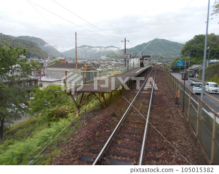 從錦川鐵道車窗看到的川西站 從錦川鐵道車窗看到的川西站 105015382