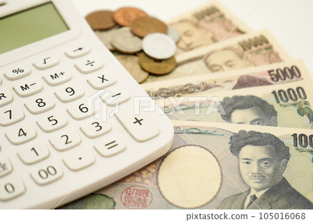 錢和計算器,鈔票,硬幣,計算器,10,000日元 錢和計算器,鈔票,硬幣,計算器,10,000日元 105016068
