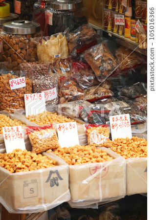 日本幹扇貝在西部Tokusuke的一家乾食店出售。最高等級是日本和昂貴 日本幹扇貝在西部Tokusuke的一家乾食店出售。最高等級是日本和昂貴 105016366