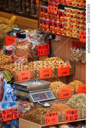 日本幹扇貝在西部Tokusuke的一家乾食店出售。最高等級是日本和昂貴 日本幹扇貝在西部Tokusuke的一家乾食店出售。最高等級是日本和昂貴 105016369