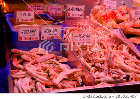 香港市場上屠夫出售的鵝翅。鴨腳和雞腳是粵式點心中不可或缺的。香港人最喜歡的食物 香港市場上屠夫出售的鵝翅。鴨腳和雞腳是粵式點心中不可或缺的。香港人最喜歡的食物 105016407