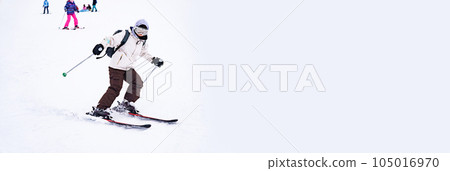 一位在滑雪場享受滑雪樂趣的女滑雪者[冬季運動圖片] 105016970