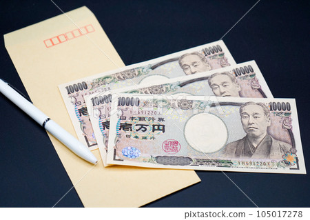A 10,000 yen note in the envelope 105017278