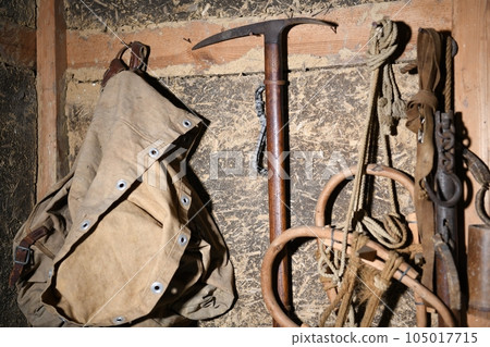 Climbing equipment from the Showa period left in the storehouse Climbing equipment from the Showa period left in the storehouse 105017715