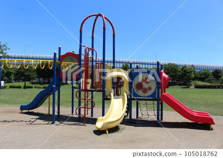 公園裡固定的遊樂設施 公園裡固定的遊樂設施 105018762