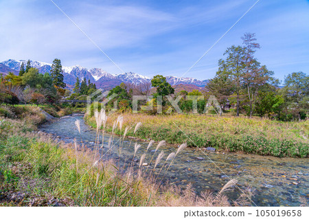[Autumn material] Scenery of Hakuba Village and Oide Park in autumn [Nagano Prefecture] 105019658