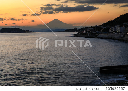 富士山和湘南海岸七里濱海灘和富士山的傍晚景象 富士山和湘南海岸七里濱海灘和富士山的傍晚景象 105020367