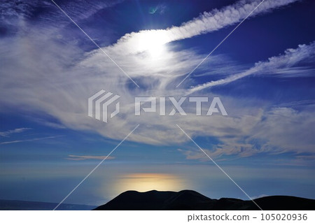 鳥海山上空的捲雲和太陽上的日本海 鳥海山上空的捲雲和太陽上的日本海 105020936