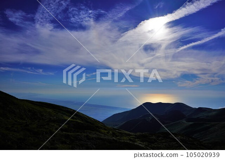 鳥海山上空的捲雲和太陽上的日本海 鳥海山上空的捲雲和太陽上的日本海 105020939