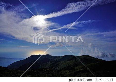 鳥海山上空的捲雲和太陽上的日本海 鳥海山上空的捲雲和太陽上的日本海 105020941