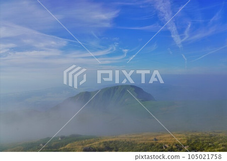 霧氣繚繞的鳥海山上的稻倉山 105021758