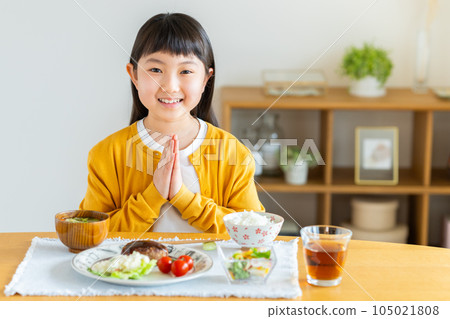 Elementary school girl eating hamburger 105021808