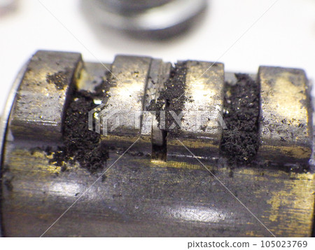 Cause of key trouble (dirt inside the key cylinder) Cause of key trouble (dirt inside the key cylinder) 105023769