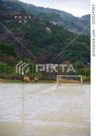 Ground on rain Ground on rain 105024365