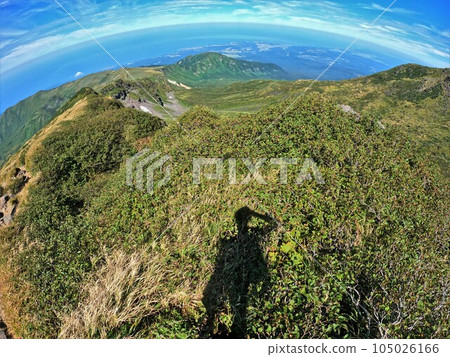 從稻倉山眺望稻倉山和日本海的登山者的影子 從稻倉山眺望稻倉山和日本海的登山者的影子 105026166