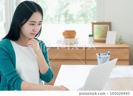 A young woman working on a computer 105026495