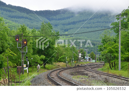 Higashi-Shikagoe Station and traffic lights seen from the direction of Kanayama Station 105026532