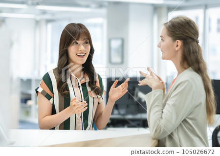 日本和外國女性面對面交談全球商務英語會話課程形象 日本和外國女性面對面交談全球商務英語會話課程形象 105026672