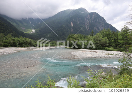 七月中旬雨季結束前的上高地風景。氣溫23度，多雲，有時晴。 105026859